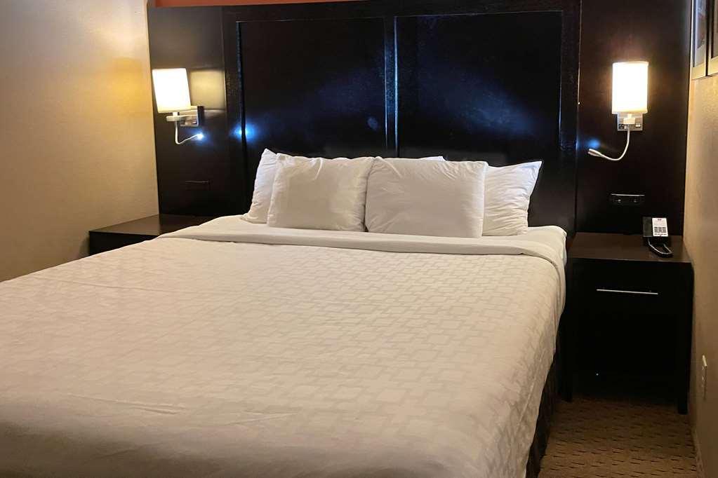 Clarion Inn & Suites Evansville Room photo